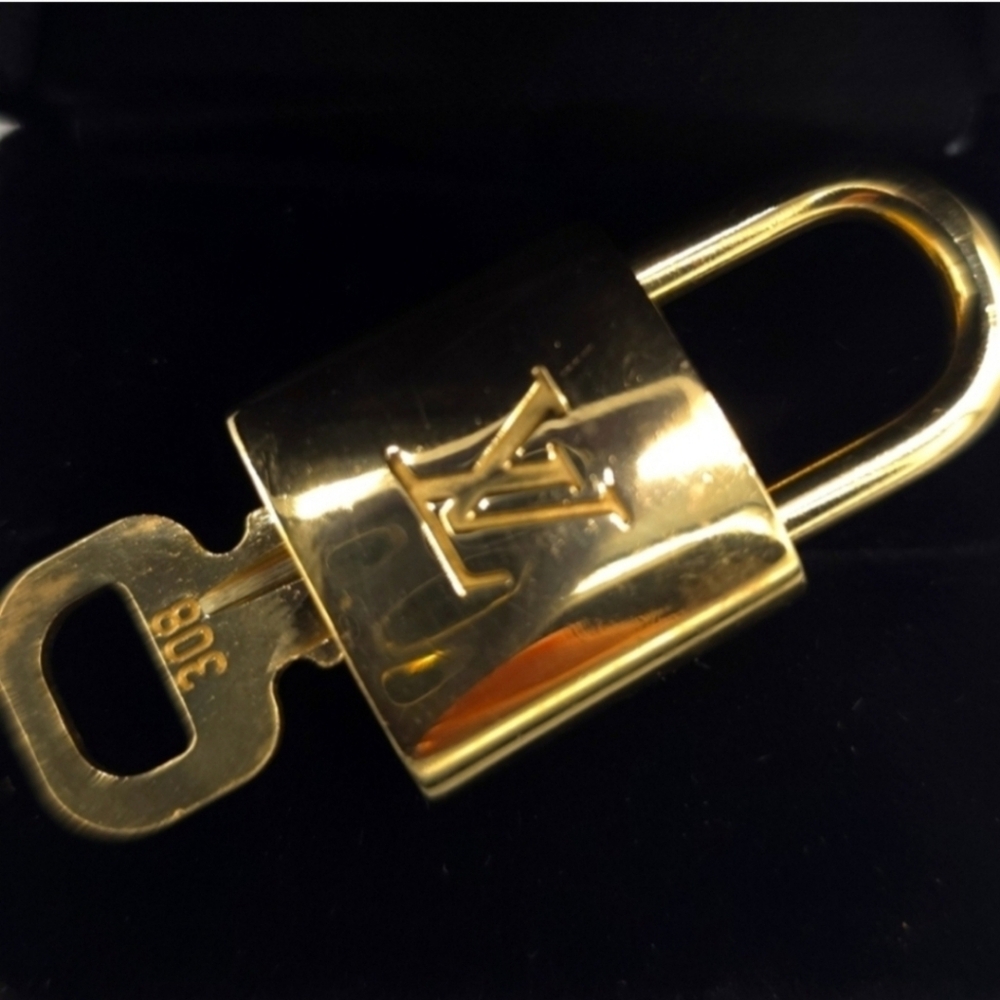 Louis Vuitton Luxurious Gold Lock and Key - Picture 2 of 5